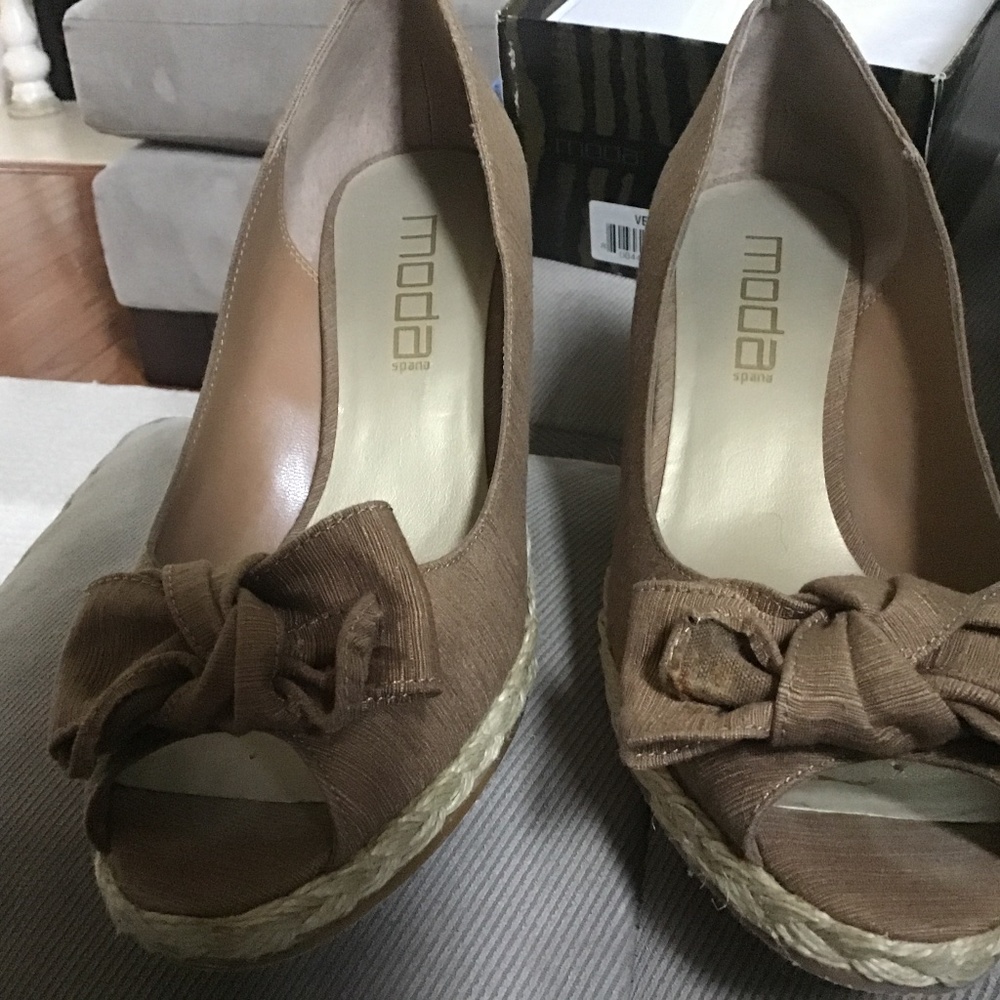 Moda Tan silk straw wedge open toe bow shoes